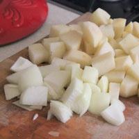 Köstliches Gericht der usbekischen Küche: Kesselspiesse mit Kartoffeln