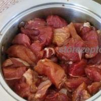 Domuz eti ve yeşil fasulye kızartması