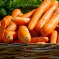 Karottensalat mit Knoblauch und Sellerie