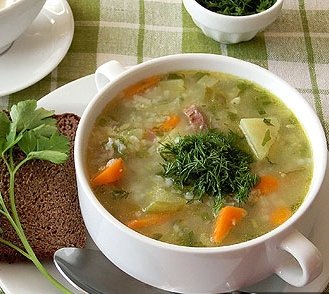 Рассольник с пшеничной крупой и солеными огурцами рецепт